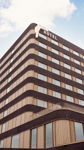 un edificio de hotel con un cartel de hilton encima en Van der Valk Hotel Delft A4 en Den Hoorn