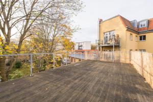 eine große Terrasse mit einem Haus im Hintergrund in der Unterkunft Design Apartments Potsdam West in Potsdam