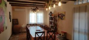 a dining room with a table in a room at Casa Tere in Codo