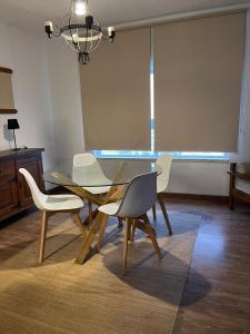 une salle à manger avec une table en verre et deux chaises dans l'établissement Armação de Pêra, à Armação de Pêra
