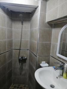 uma casa de banho com um chuveiro e um lavatório. em Dar issam em Chefchaouen