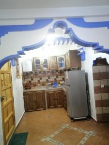 uma cozinha com uma pintura azul no tecto em Dar issam em Chefchaouen