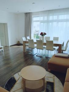 salon ze stołem i krzesłami w obiekcie Luxury Apartment with Sauna w Koszycach