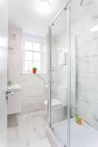 a bathroom with a shower and a toilet at City Centre One Bedroom Apartment Next to Station, Newly Renovated in London