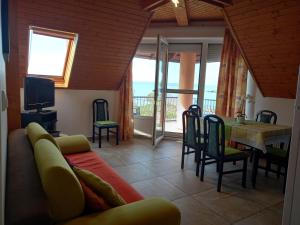 een woonkamer met een bank en een tafel bij KATI VILLA-BEACH in Balatonlelle
