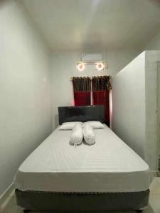 Cama ou camas em um quarto em Tangkoko Backpacker Guest House & Nature Tours