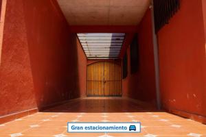 un pasillo vacío con una puerta en un edificio en Habitación en casa independiente con Jardín - Santiago, en Santiago
