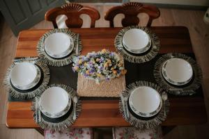 einen Tisch mit Platten und Blumen darüber in der Unterkunft El Rincón de Baco in Alesanco