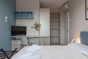 een ziekenhuiskamer met een bed en een bureau bij La Casa di Duccio in Perugia