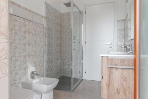 een badkamer met een douche, een toilet en een wastafel bij La Casa di Duccio in Perugia