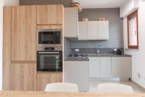 een keuken met witte apparaten en witte kasten bij La Casa di Duccio in Perugia +53 foto's