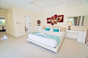 تروبيكانا بول فيلا  في جومتين بيتش: غرفة نوم بيضاء مع سرير كبير في غرفة