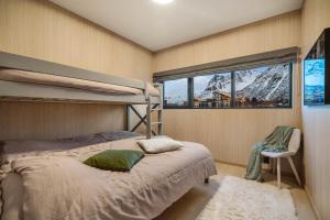 Lyngværet的住宿－Nydelig hytte i unike Lofoten i nærheten av Henningsvær!，一间卧室配有双层床和窗户。