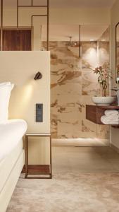 een badkamer met een douche, een wastafel en een bad bij Van der Valk Hotel Delft A4 in Den Hoorn
