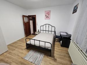 1 dormitorio con cama y escritorio. en Renovated private room en Bruselas