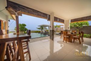 cocina abierta y comedor con vistas al océano en Premium 3BR Villa +Ocean view + Private Pool!, en Tegallengah