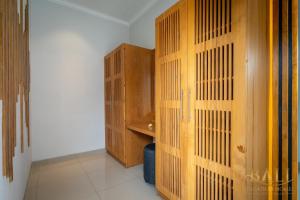 Habitación con separadores de madera en una habitación en Premium 3BR Villa +Ocean view + Private Pool!, en Tegallengah