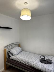 Una cama o camas en una habitación de Cosy family 3-bedroom Home