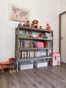 une étagère remplie de livres dans une pièce dans l'établissement Gîte de charme entre campagne et montagne, à Corbelin