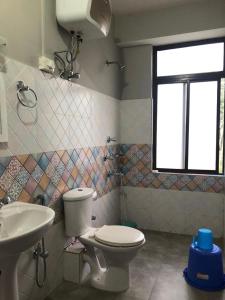 łazienka z toaletą i umywalką w obiekcie Payong House w mieście Gangtok