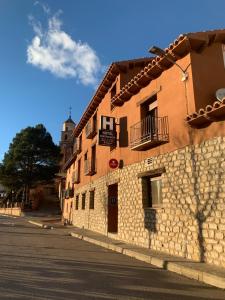 een gebouw aan de straatkant bij Hotel el Cid in Torres de Albarracín