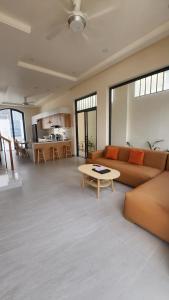 ein Wohnzimmer mit einem Sofa und einem Tisch in der Unterkunft Zen Village Lagi in La Gi