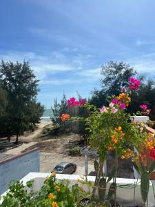 Blick auf einen Strand mit Blumen im Garten in der Unterkunft Zen Village Lagi in La Gi