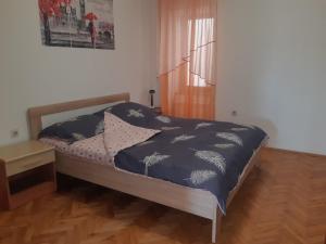 1 dormitorio con 1 cama con edredón azul en Apartment Marija, en Pula