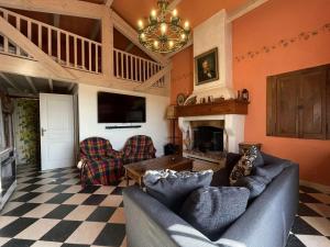 uma sala de estar com um sofá e uma lareira em Maison Vallon-Pont-d'Arc, 4 pièces, 8 personnes - FR-1-382-206 em Vallon-Pont-dʼArc
