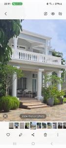 une maison blanche avec un balcon dans l'établissement Luxury Villa L'ile Maurice, à Pointe aux Cannoniers