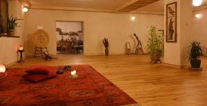 新魯達的住宿－DobroDziejnia，铺有木地板的带红色地毯的客厅