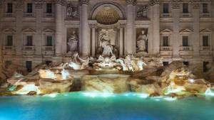 duża fontanna przed budynkiem w obiekcie Vatication B&B w Rzymie