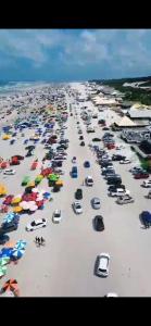 un gran aparcamiento con coches estacionados en la playa en Casa Exclusive Salinas Atalaia en Salinópolis