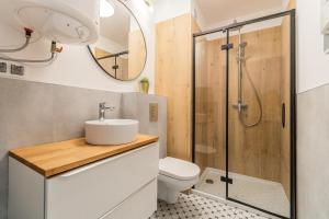 Kúpeľňa v ubytovaní APARTAMENTY MIERZEJA - STEGNA PARK STUDIO, 500 m od plaży