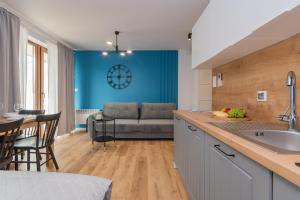 Kuchyňa alebo kuchynka v ubytovaní APARTAMENTY MIERZEJA - STEGNA PARK STUDIO, 500 m od plaży