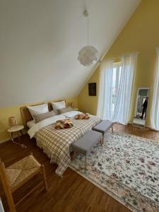 1 dormitorio con 1 cama grande y 1 alfombra en Wohnen am Seebach II, en Westhofen