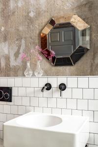 a bathroom with a sink and a mirror at Charming Puerta de Alcalá in Madrid