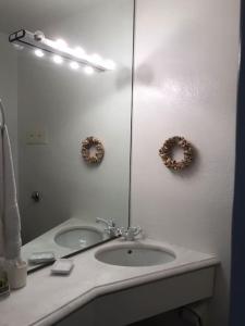uma casa de banho com um lavatório e um espelho em Penelope's House em Kalívia Thorikoú