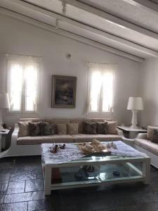 uma sala de estar com um sofá e uma mesa em Penelope's House em Kalívia Thorikoú