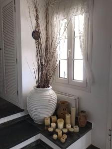 um vaso e velas num balcão na cozinha em Penelope's House em Kalívia Thorikoú