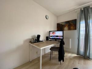 - un bureau avec un ordinateur dans la chambre dans l'établissement Petit Studio Corot St jacques, à Clermont-Ferrand