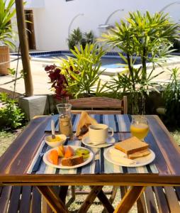 una mesa con una bandeja de comida para el desayuno. en Pousada Maré Forte, en Cascavel