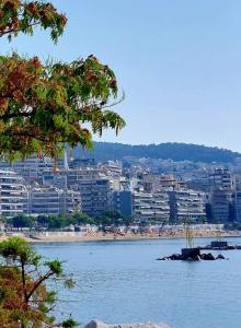 uma vista para uma praia e uma cidade em Vasilis Garden House em Kavala