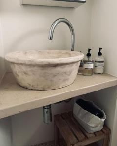 a marble sink on a shelf in a bathroom at Casa Coltura in Parabita