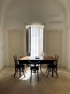 - une table à manger et des chaises dans une pièce dans l'établissement Casa Coltura, à Parabita