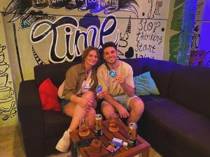 um homem e uma mulher sentados num sofá com bebidas em Supreme Dambulla em Dambulla