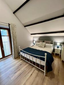ein Schlafzimmer mit einem großen Bett in einem Zimmer in der Unterkunft Quai Du Val, A Stunning Property With River View in Léhon