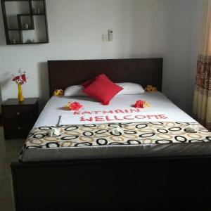 Una cama en una habitación con una colcha con flores. en Moragalla Beach Apartments, en Moragalla