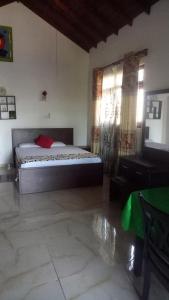 1 dormitorio con 1 cama y ventana en una habitación en Moragalla Beach Apartments, en Moragalla