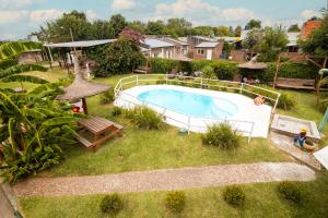 an overhead view of a swimming pool in a yard at Los Patitos Bungalows in Gualeguaychú